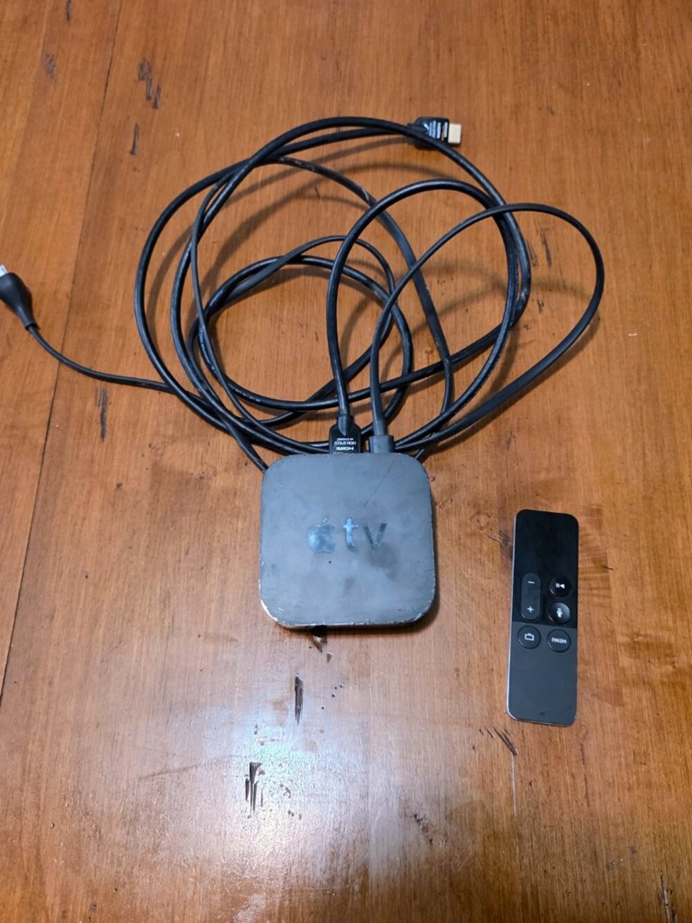 APPLE TV HD (4th Generation, Model A1625) w/ Siri Remote & HDMI Cable